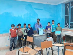 11 1 رنگ آمیزی مدرسه ی روستای موشمی زیلایی با کمک دانش آموزان